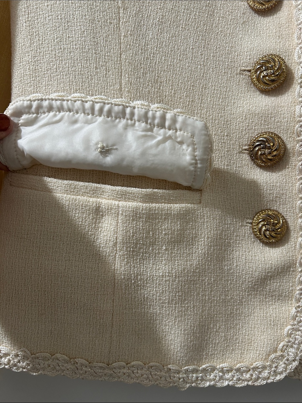 Herbert Grossman Vintage-Inspired Cream Bouclé Jacket with Gold Buttons - Picture 4 of 16